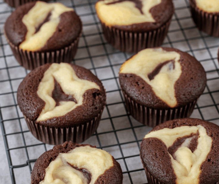 EASY Chocolate Cream Cheese Cupcakes